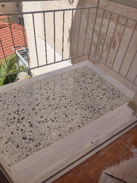 Έργο FM Renovation – εφαρμογή μωσαϊκού δαπέδου σε σαλόνι.