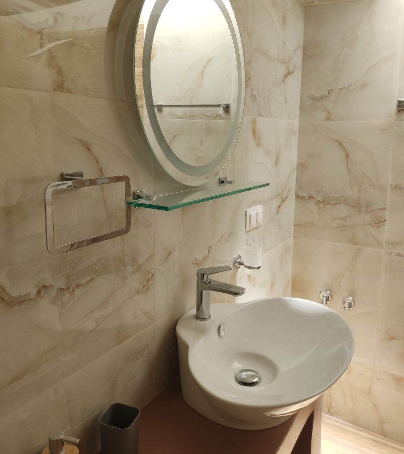 Έργο FM Renovation – ανακαίνιση διαμερίσματος με νέες επιφάνειες και φωτισμό.